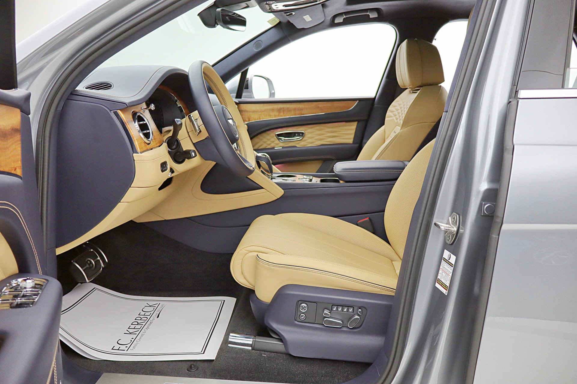 Used 2025 Bentley Bentayga AWD/4WD image 44