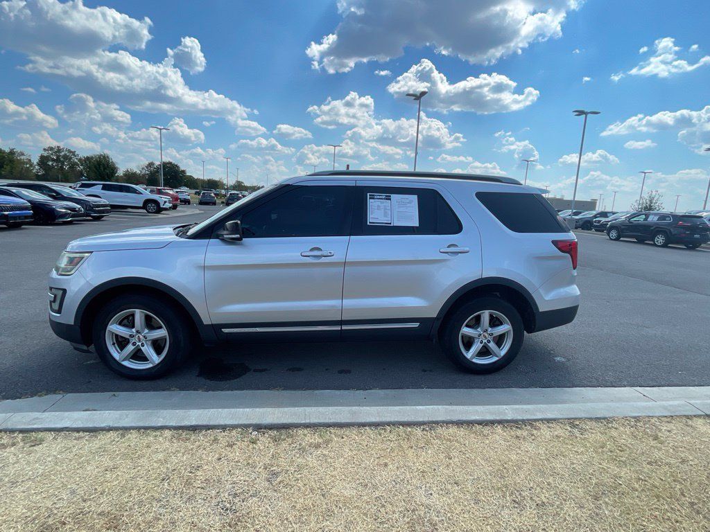 Used 2016 Ford Explorer XLT AWD/4WD image 3