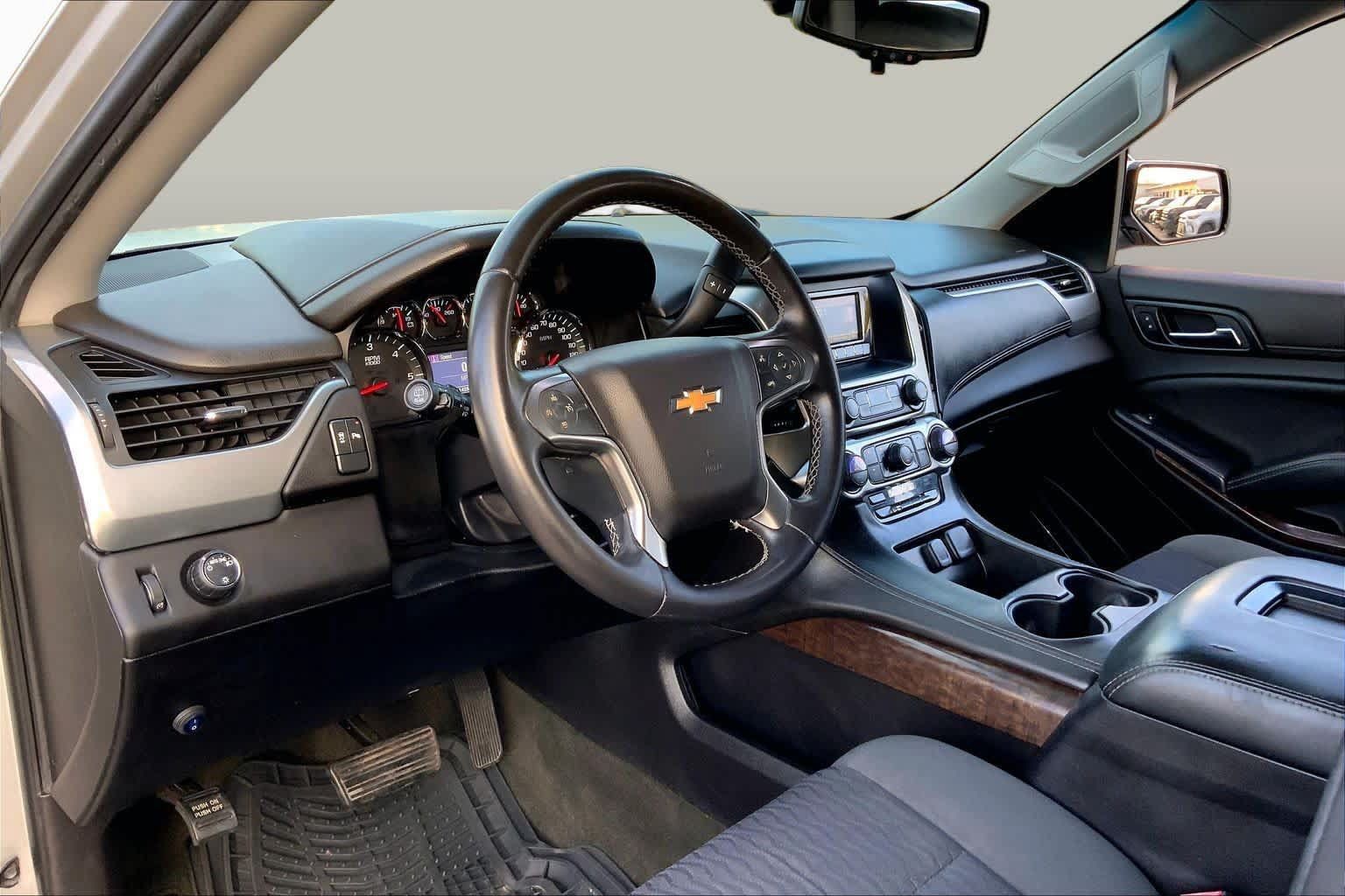 Used 2015 Chevrolet Suburban LS RWD image 17