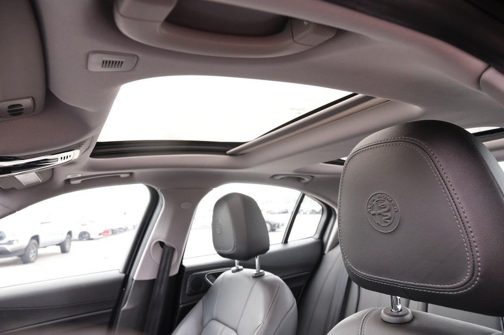 Used 2019 Alfa Romeo Giulia AWD image 8