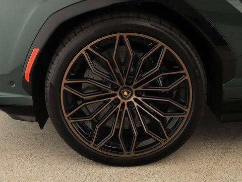 Used 2025 Lamborghini Urus SE AWD/4WD image 41