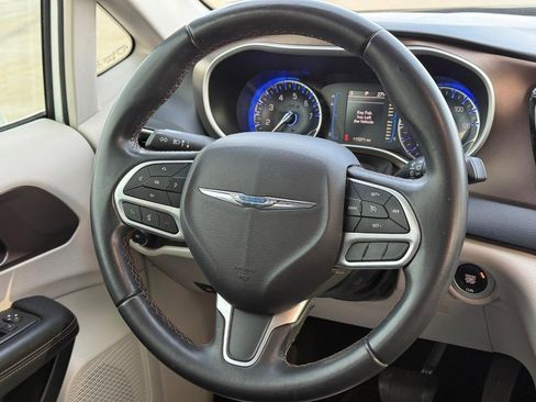 Used 2017 Chrysler Pacifica Touring-L w/ Tire & Wheel Group image 13