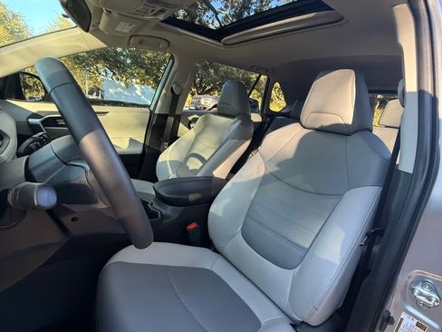 Used 2022 Toyota RAV4 XLE Premium image 10