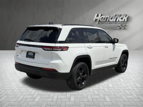 Used 2023 Jeep Grand Cherokee Altitude AWD/4WD image 10