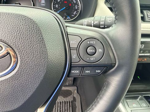 Used 2022 Toyota RAV4 XLE Premium image 26