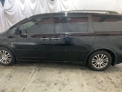 Used 2018 Toyota Sienna XLE FWD image 12