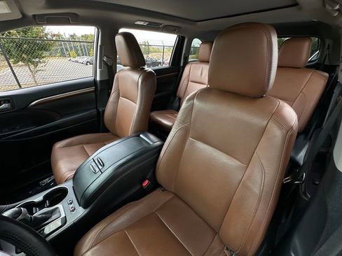 Used 2018 Toyota Highlander Limited Platinum image 29