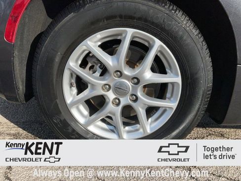 Used 2023 Chrysler Pacifica Touring-L image 9