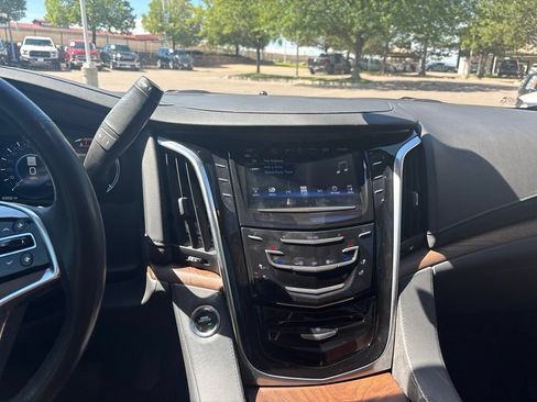 Used 2020 Cadillac Escalade Premium Luxury AWD/4WD image 13
