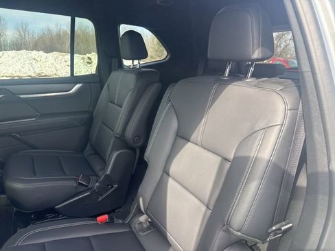 Used 2025 GMC Acadia Elevation w/ Elevation Premium Package image 16