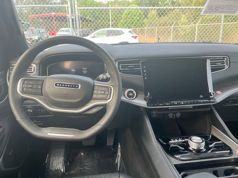 Used 2024 Jeep Wagoneer Series III image 5