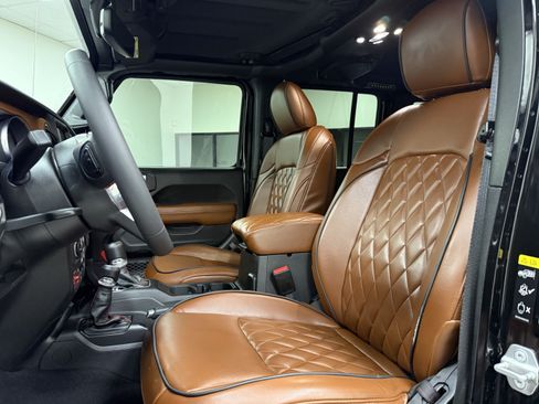 Used 2023 Jeep Wrangler Unlimited Rubicon w/ Safety Group AWD/4WD image 13