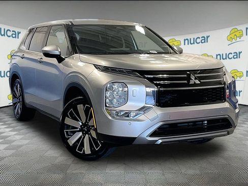 Used 2025 Mitsubishi Outlander SE AWD/4WD image 1
