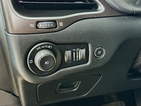 Used 2022 Jeep Cherokee Trailhawk image 14