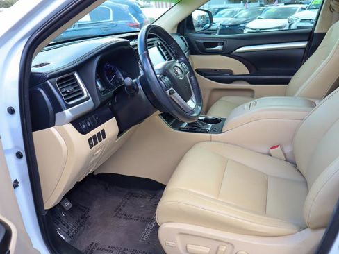 Used 2018 Toyota Highlander XLE image 10