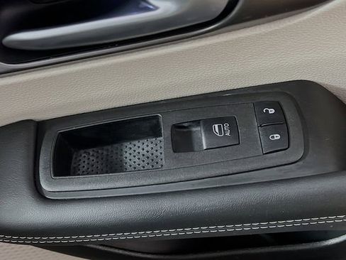 Used 2024 Chrysler Pacifica Touring-L image 29