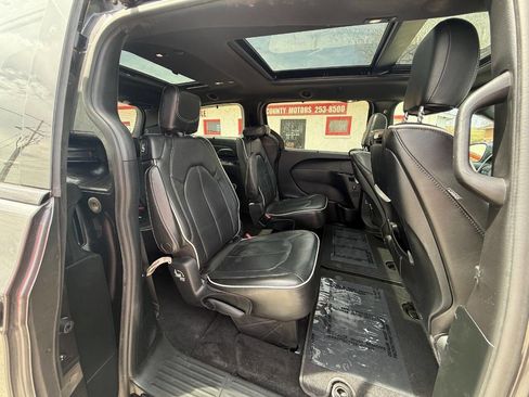 Used 2018 Chrysler Pacifica Limited w/ Advanced Safetytec Group FWD image 17