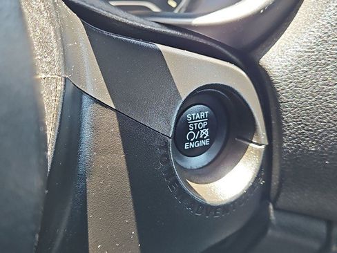 Used 2018 Jeep Renegade Latitude w/ UConnect 8.4 Nav Group FWD image 17