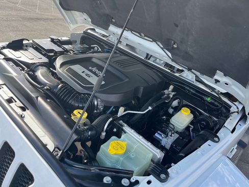 Used 2015 Jeep Wrangler Unlimited Sahara w/ Connectivity Group image 37