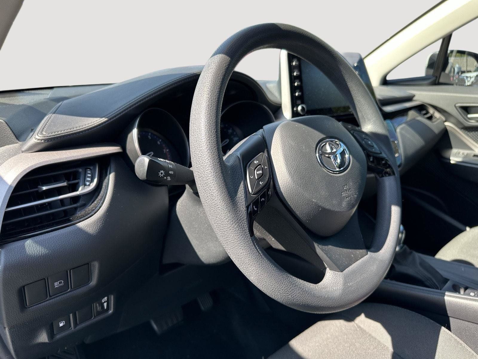 Used 2021 Toyota C-HR LE FWD image 11