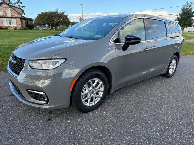 Used 2025 Chrysler Pacifica Select FWD image 1