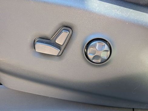 Used 2023 Chrysler Pacifica Touring-L image 13