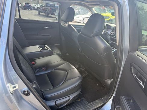 Used 2023 Toyota Highlander FWD image 5
