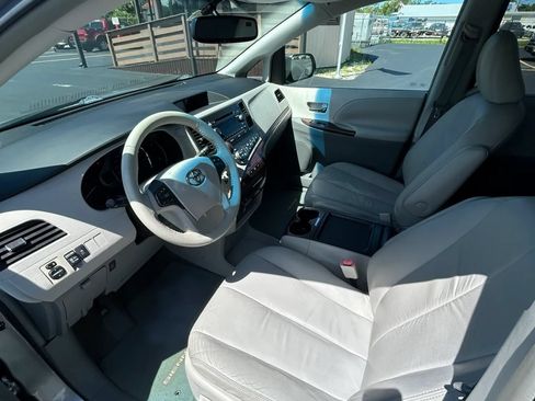 Used 2011 Toyota Sienna XLE FWD image 29
