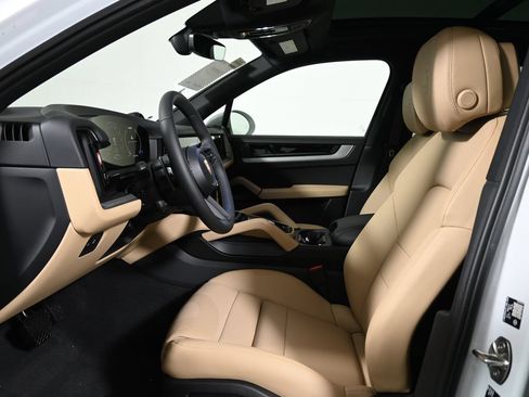 Used 2026 Porsche Cayenne E-Hybrid AWD/4WD image 5