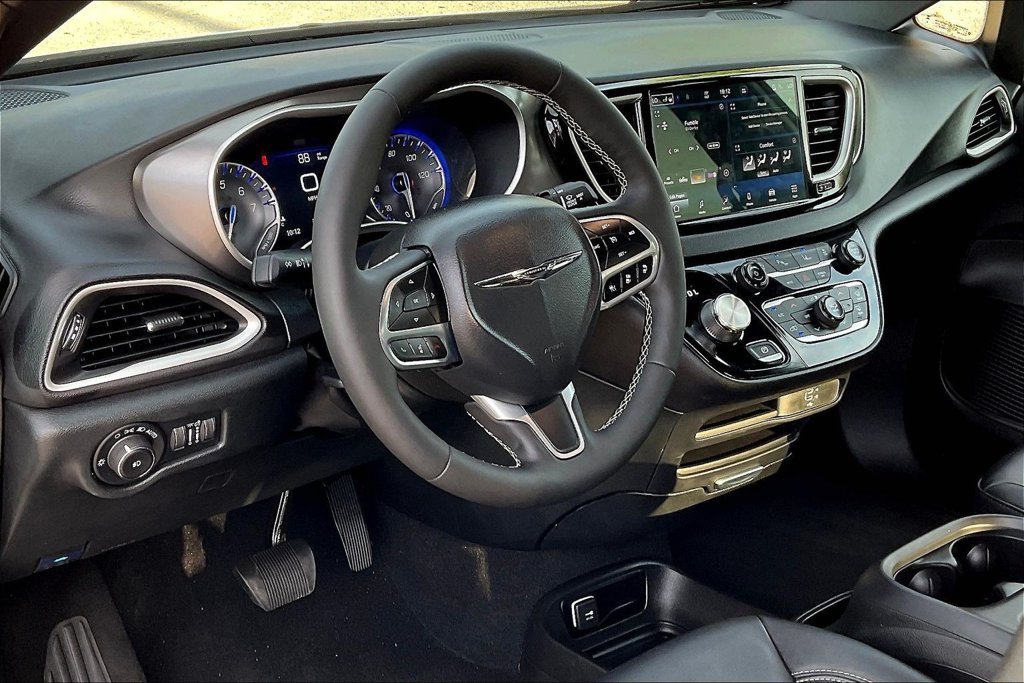 Used 2026 Chrysler Pacifica Select FWD image 23
