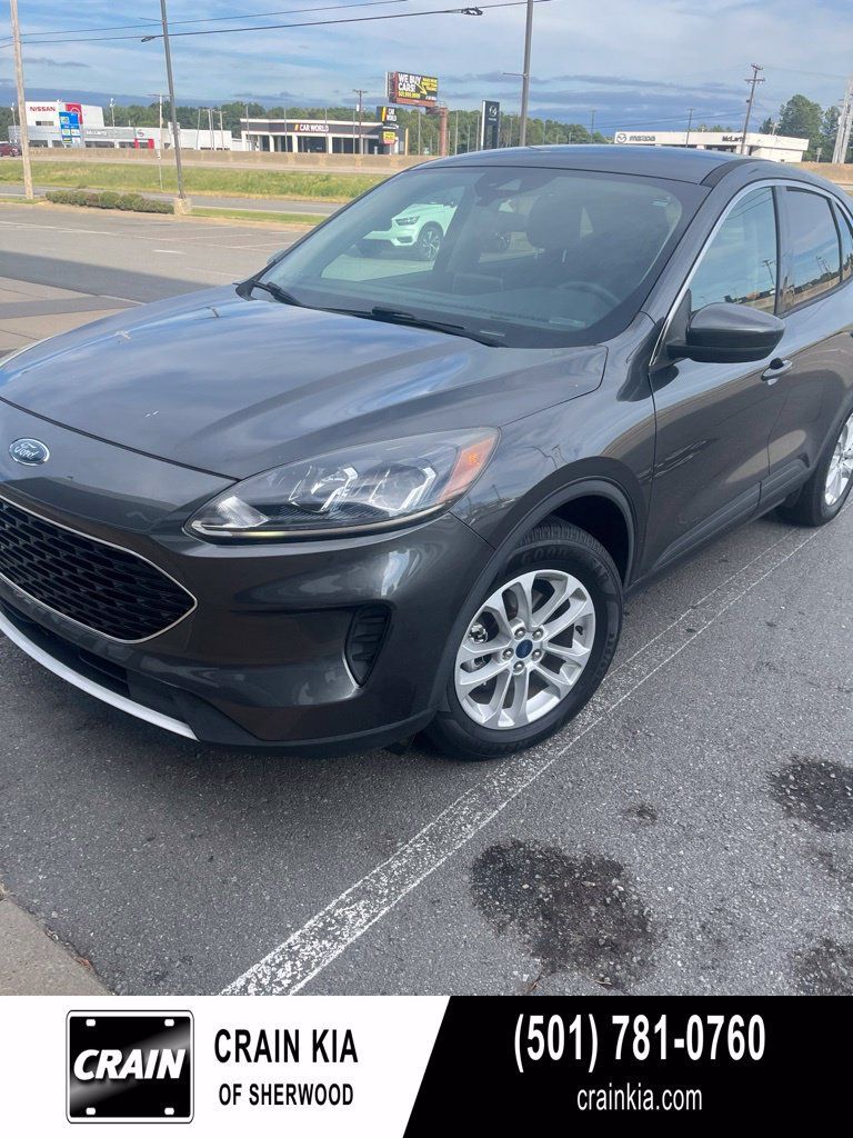 Used 2020 Ford Escape SE FWD image 1