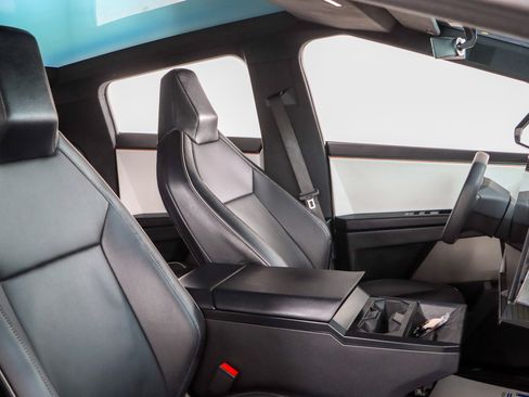 Used 2024 Tesla Cybertruck AWD Crew Cab image 24