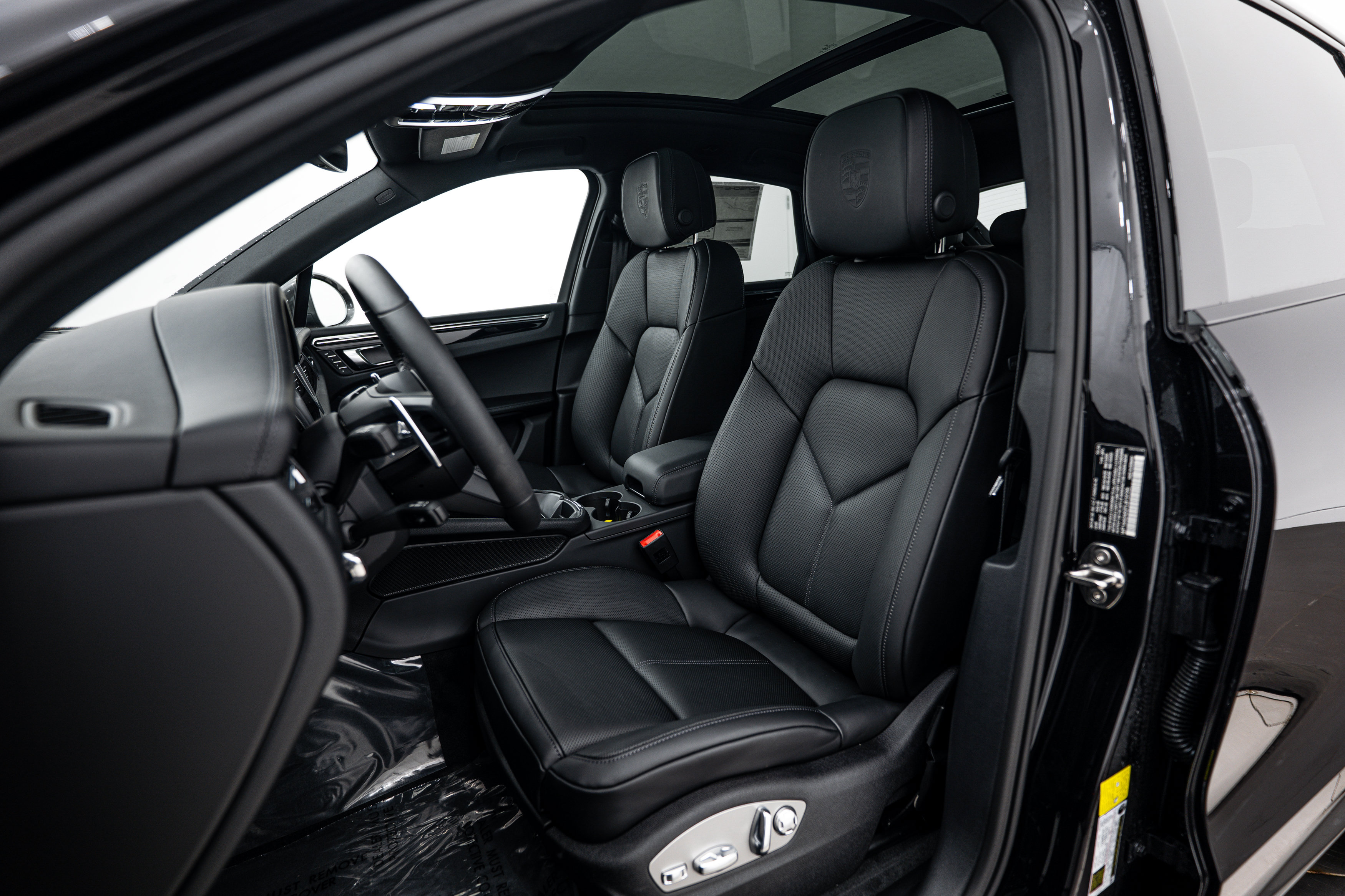 Certified 2026 Porsche Macan Turbo AWD/4WD image 5