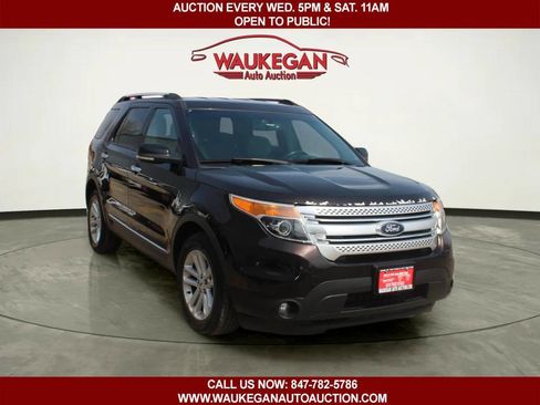 Used 2013 Ford Explorer XLT image 2
