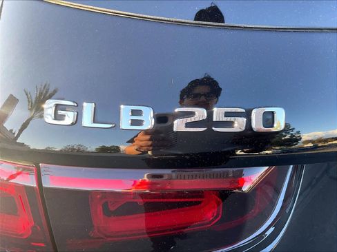 Used 2021 Mercedes-Benz GLB 250 4MATIC image 11