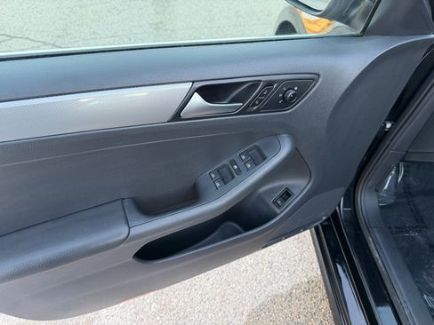 Used 2017 Volkswagen Jetta SE image 10