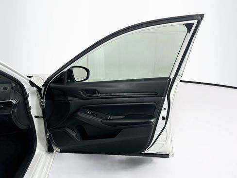 Used 2024 Nissan Altima 2.5 S FWD image 29
