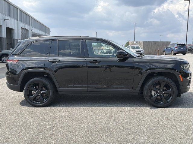 Used 2023 Jeep Grand Cherokee Limited w/ Black Appearance Package AWD/4WD image 14