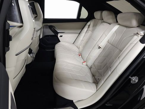 Used 2025 BMW 760i xDrive w/ Premium Package image 41