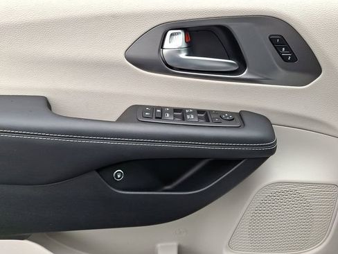 Used 2023 Chrysler Pacifica Touring-L image 11