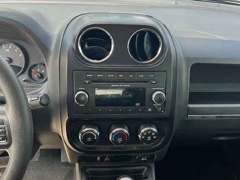 Used 2013 Jeep Compass Sport FWD image 2