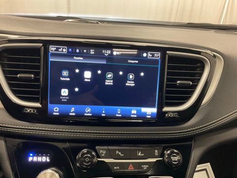 Used 2024 Chrysler Pacifica Premium image 8