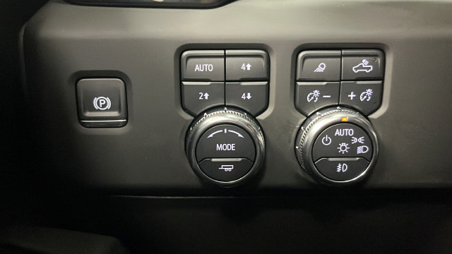 Used 2025 GMC Sierra 3500 AT4 w/ AT4 Premium Plus Package AWD/4WD image 38