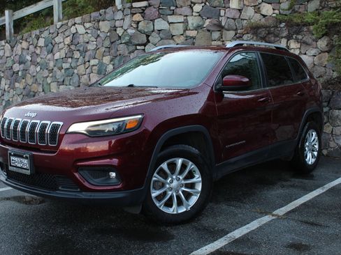 Used 2019 Jeep Cherokee Latitude w/ Cold Weather Group image 2