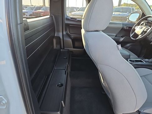 Used 2018 Toyota Tacoma SR image 18