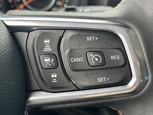 Used 2025 Jeep Wrangler Unlimited Sahara AWD/4WD image 25