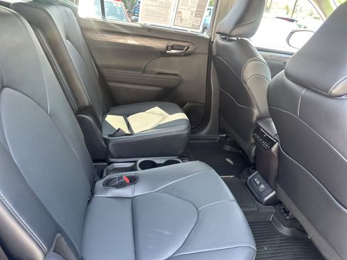 Used 2026 Toyota Highlander Limited AWD/4WD image 6