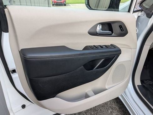 Used 2024 Chrysler Pacifica Touring-L image 24