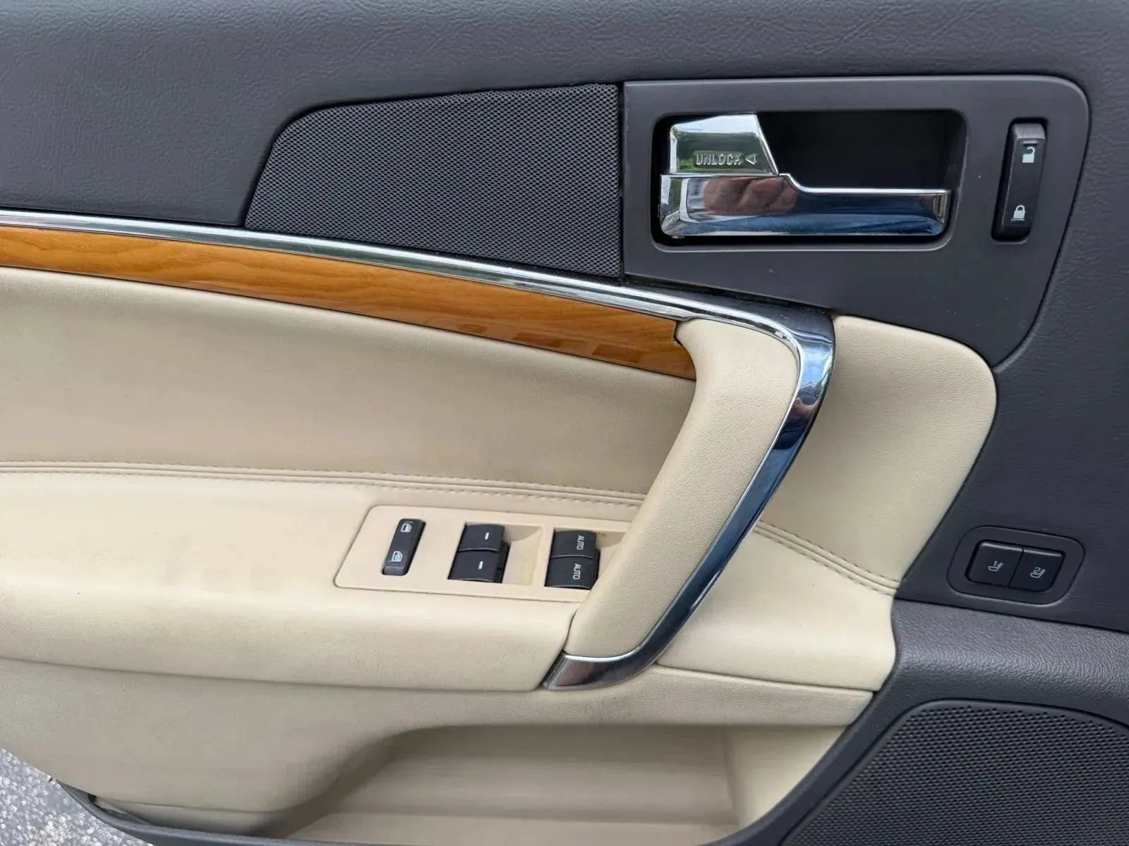 Used 2012 Lincoln MKZ FWD image 17