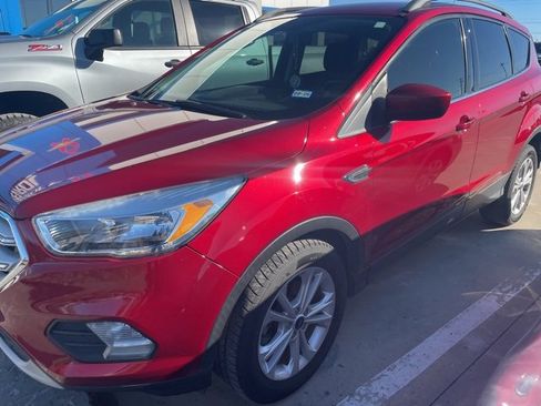 Used 2018 Ford Escape SE w/ SE Sync 3 Package image 1